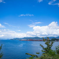 広島の工業地帯と海峡を望む眺望景観、瀬戸内海の産業風景の写真