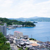 港の響きと海峡に面した広島の港町風景 瀬戸内海沿岸の写真