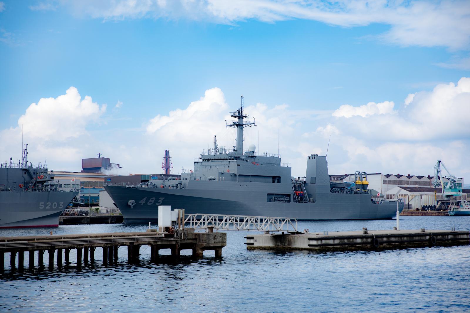 呉基地の係船堀に停泊する海上自衛隊の大型護衛艦と港湾施設