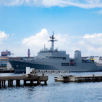 呉基地係船堀に停泊する海上自衛隊の護衛艦の写真