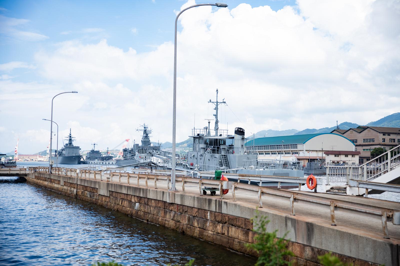 呉基地の係船堀に停泊している海上自衛隊の護衛艦