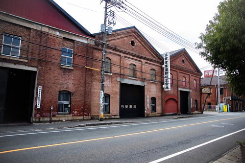 呉貿倉庫運輸の赤レンガ倉庫と広島の車道沿いの歴史的建築物