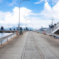 呉基地係船堀の桟橋の上から見える海上自衛隊の艦艇の写真