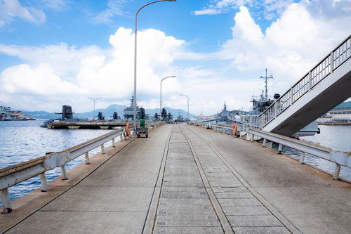 呉基地係船堀の桟橋の上から見える海上自衛隊の艦艇