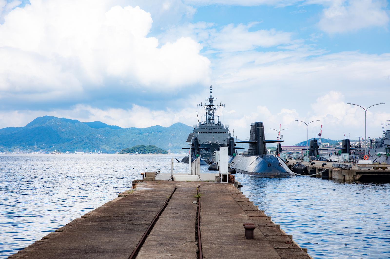 呉基地の桟橋から見た停泊中の護衛艦と潜水艦