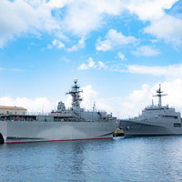 広島の呉基地係船堀に停泊する海上自衛隊の水上艦艇の写真