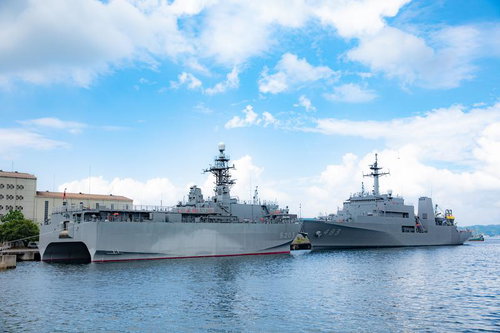 広島の呉基地係船堀に停泊する海上自衛隊の水上艦艇