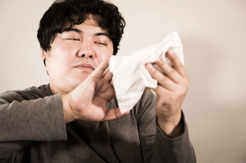 布に包んだやわらかスマホを手に持つ男性