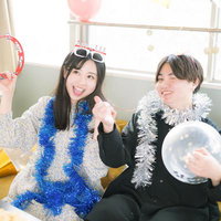 タンバリンを持って若い男女が2人でホームパーティーを楽しむの写真