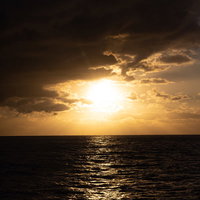 海から昇る陽は昇る朝焼けと水平線の日の出風景の写真