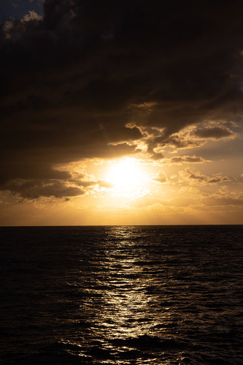海から昇る陽は昇る朝焼けと水平線の日の出風景