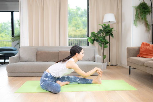 背筋をまっすぐに伸ばしながら片脚前屈ポーズ