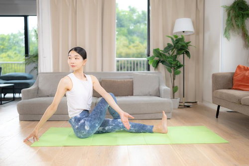 半分の魚の王のポーズでウエスト引き締め