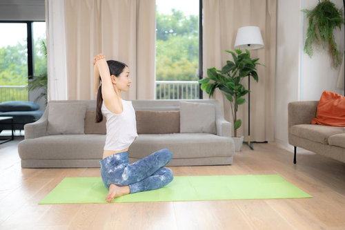 リビングで牛の顔のポーズをとる女性