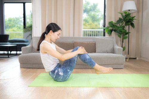 膝抱えのシンプルなヨガポーズ