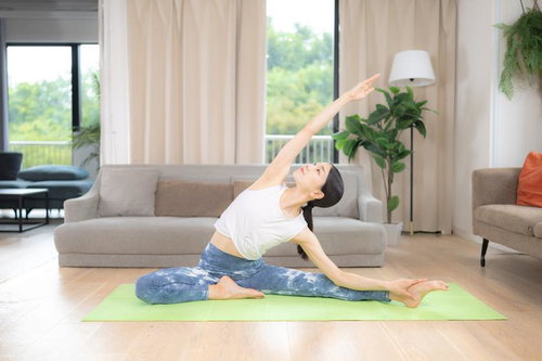 体側をしなやかに伸ばすヨガストレッチシーン