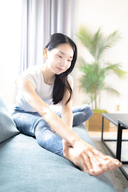 ソファで心地よいストレッチ、リラックスポーズ