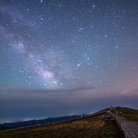 剣山の山頂から撮影した銀河と星空の写真