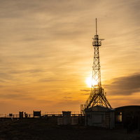 剣山の山頂に立つ鉄塔とご来光の朝焼け風景の写真