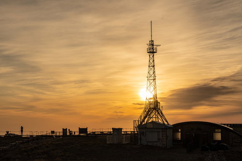 剣山の山頂に立つ鉄塔とご来光の朝焼け風景