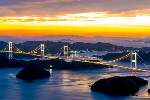 瀬戸内海に架かる来島海峡大橋と夕焼けの風景
