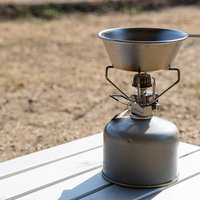 白いテーブルに置かれたキャンプ用シングルバーナーの写真