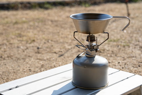 白いテーブルに置かれたキャンプ用シングルバーナー