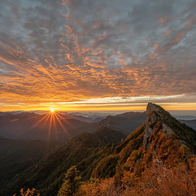 石鎚山の山頂から見るご来光と朝焼けの雲海の写真