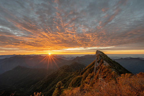 石鎚山の山頂から見るご来光と朝焼けの雲海