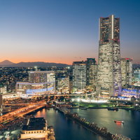 日没間際の横浜みなとみらい、ランドマークタワーと高層ビル群の写真