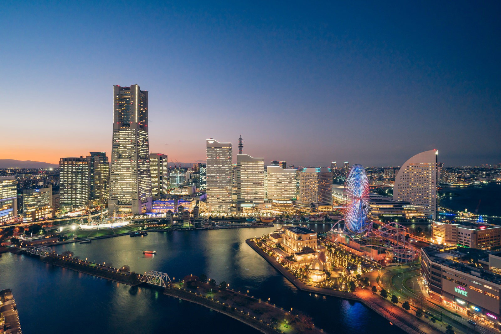 横浜みなとみらいの夜景、ランドマークタワーと観覧車