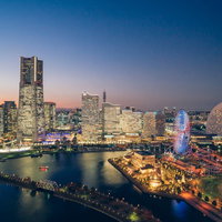 みなとみらいのランドマークタワーとコスモワールド観覧車の夜景の写真