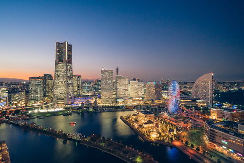 みなとみらいのランドマークタワーとコスモワールド観覧車の夜景