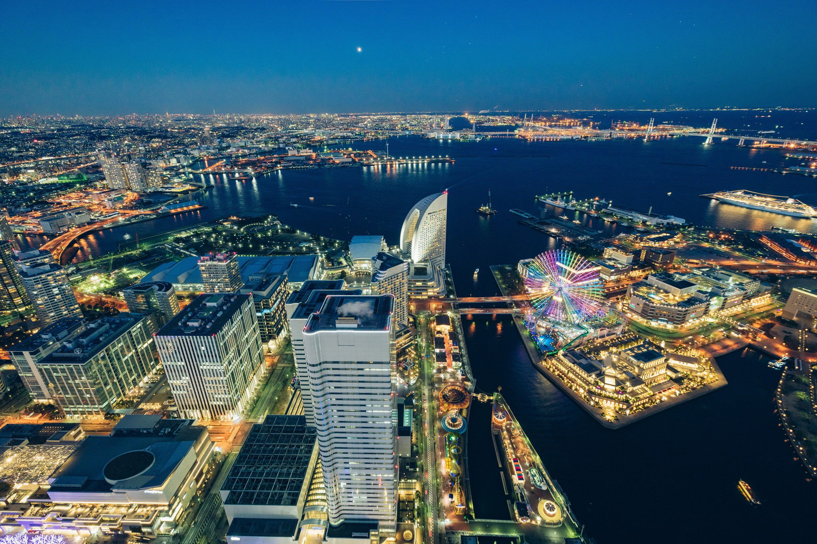 ランドマークタワーから撮影したみなとみらいの夜景