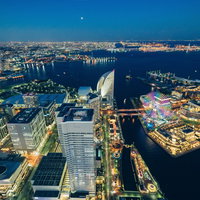 ランドマークタワーから望むみなとみらいの夜景の写真