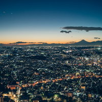 日没後の横浜の街並みと遠方に見える富士山の写真