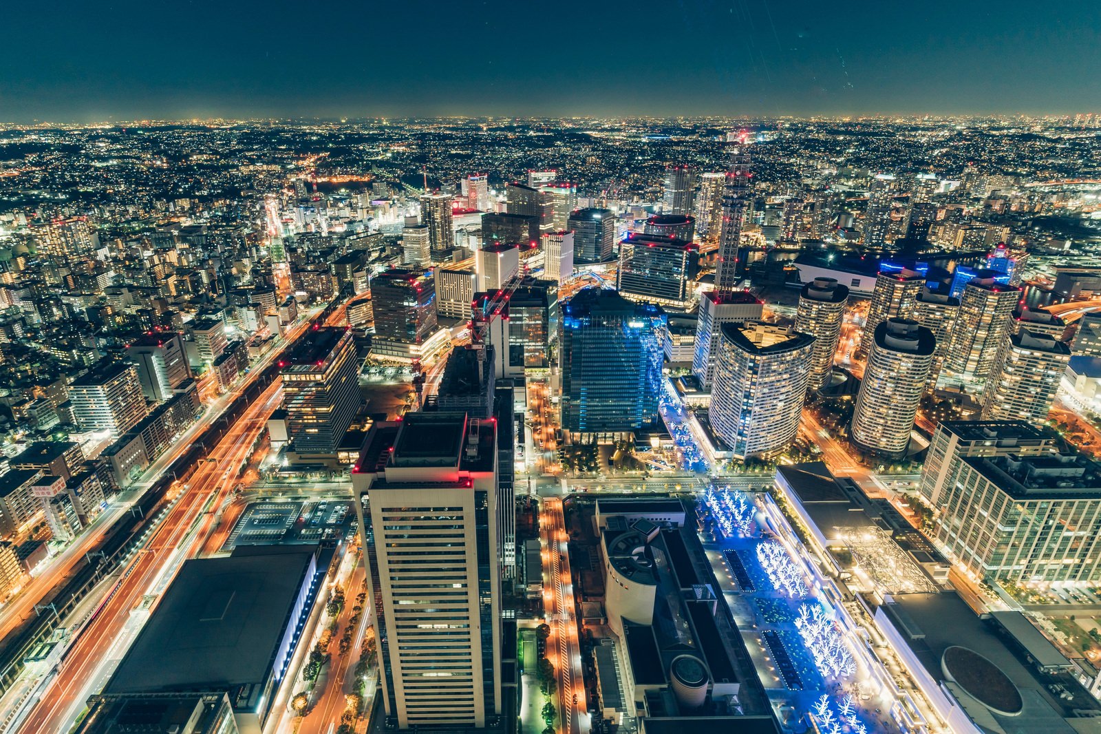 新高島方面の高層ビル群と光の軌跡が流れる道路の夜景