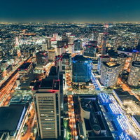 新高島方面のビル群と光の軌跡が流れる夜景の写真