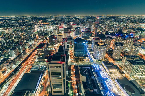新高島方面のビル群と光の軌跡が流れる夜景