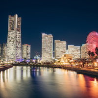 横浜みなとみらいランドマークとコスモワールドの観覧車が光る夜景の写真