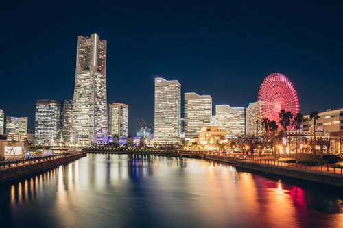 横浜みなとみらいランドマークとコスモワールドの観覧車が光る夜景