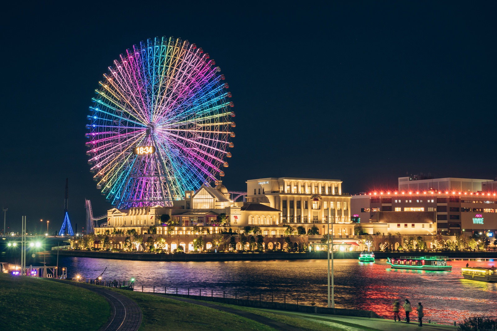 みなとみらいでカラフルにライトアップされた観覧車と明るく照らされたワールドポーターズの夜景