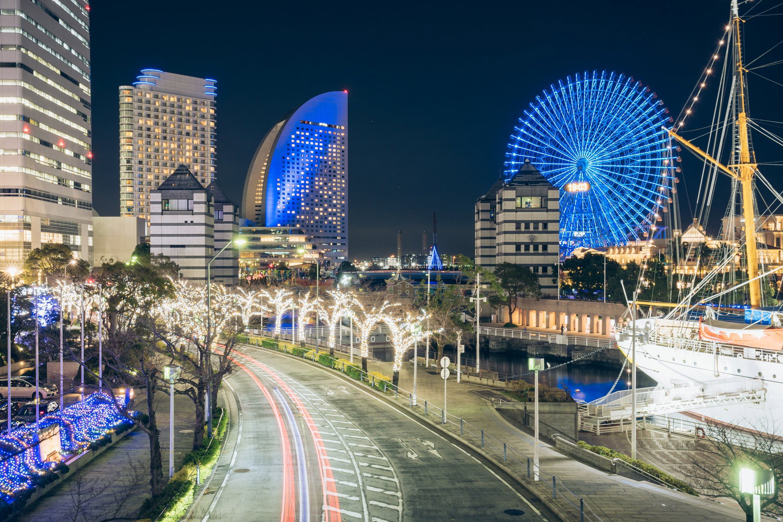 みなとみらいのさくら通りから見た青い観覧車と高層ビル群の夜景