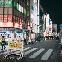 夜間歩行者天国の横浜パルナード通り南幸交差点の写真