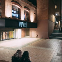 横浜ビブレ横の広場入口の夜景の写真