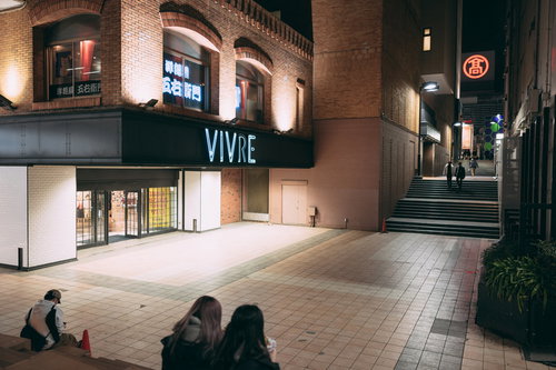 横浜ビブレ横の広場入口の夜景