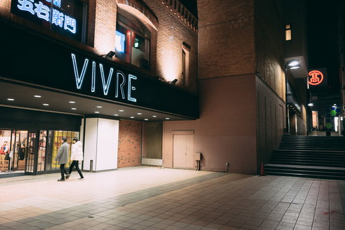 夜間に照明で照らされた横浜ビブレ入口前の広場