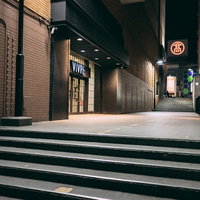 夜の横浜ビブ横の階段と通路、レンガ建物の夜景の写真