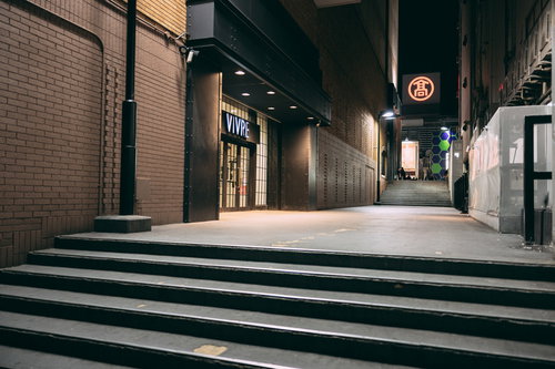 夜の横浜ビブ横の階段と通路、レンガ建物の夜景