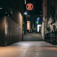 横浜ビブレ横の通路と夜間の休憩場所、商業施設の夜景の写真